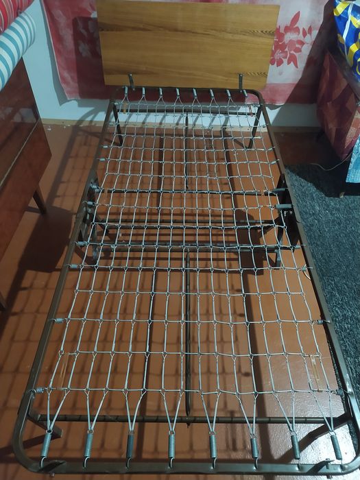 Кровать - раскладушка со спинкой, в отличном состоянии