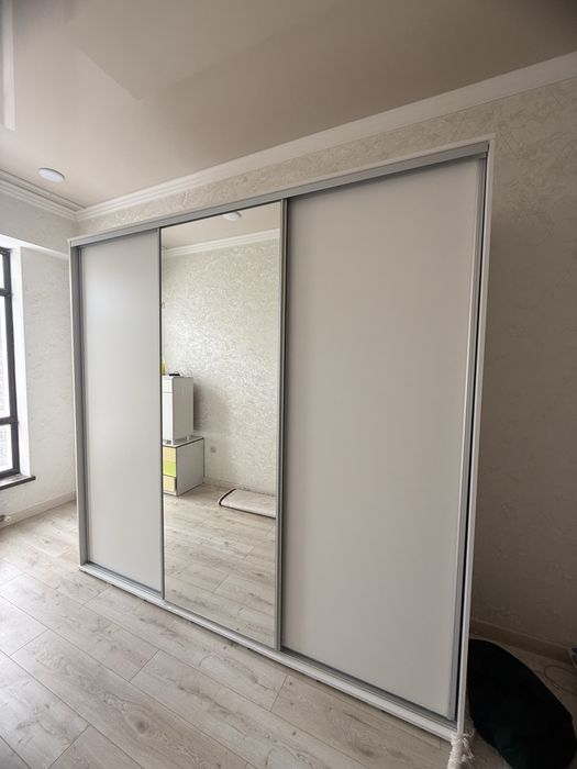 Шкаф белый с раздвижными дверьми