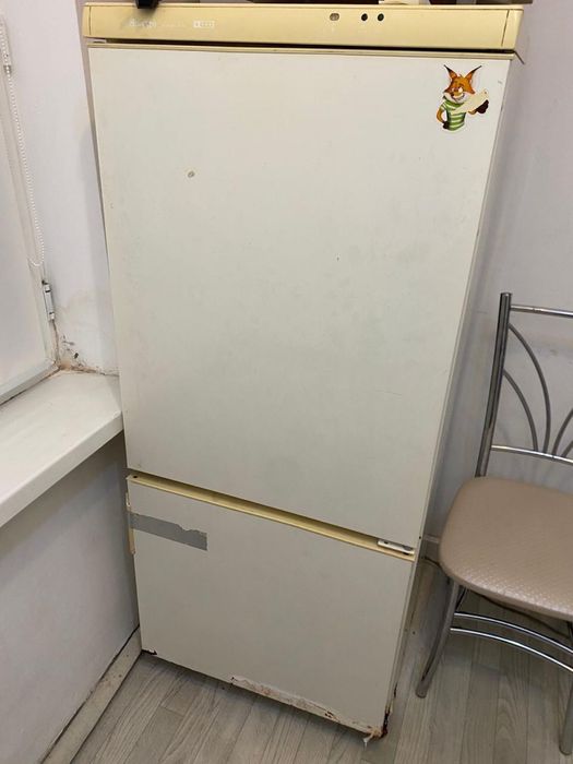 Холодильник старый работает