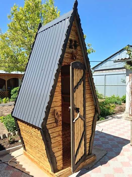 Туалет деревянный садовый