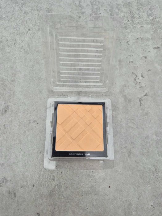Пудра за лице Burberry и KYLIE GENNER