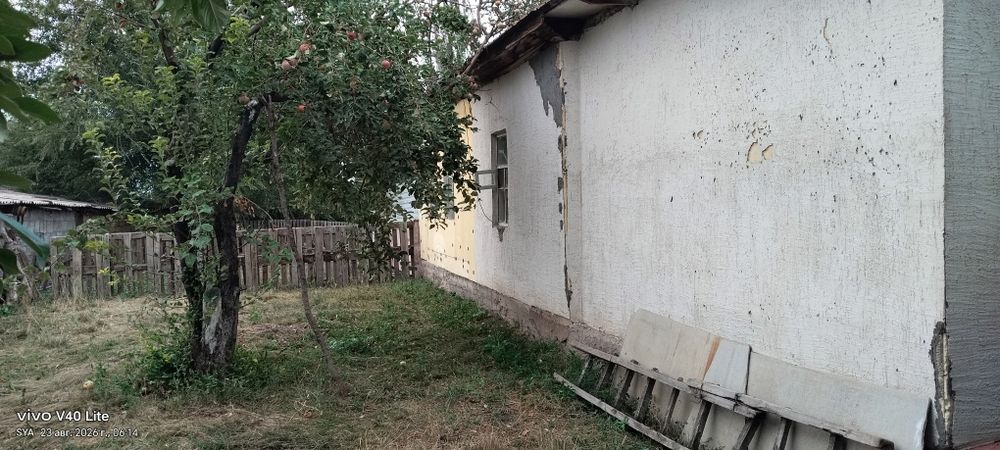 На продаже дом  плюс два участка