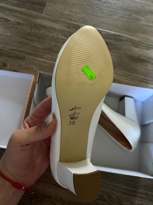 Бели обувки - 39 номер