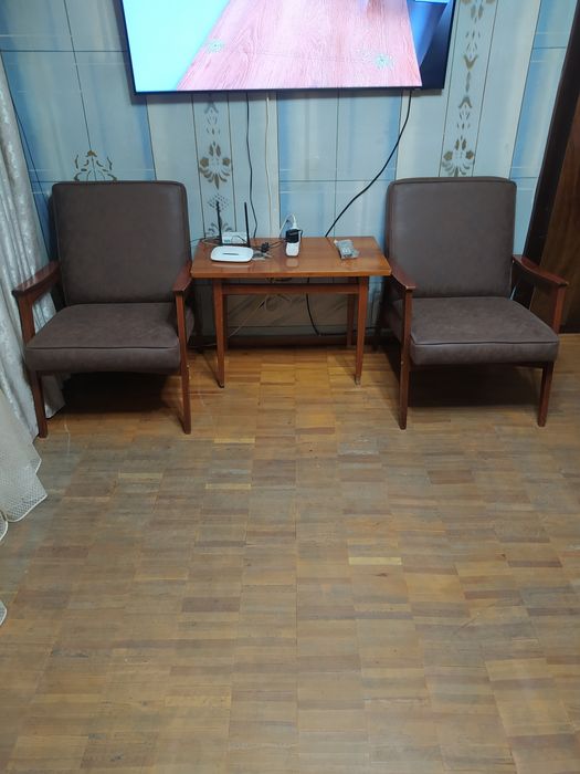 Стенка,кресла, письменный стол, обеденный стол со стульями,дмван