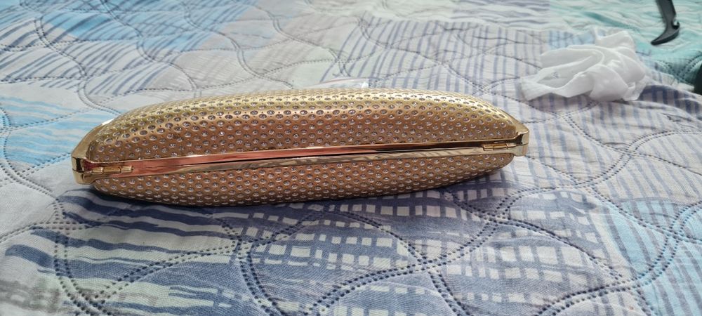 Златна чантичка с камъни