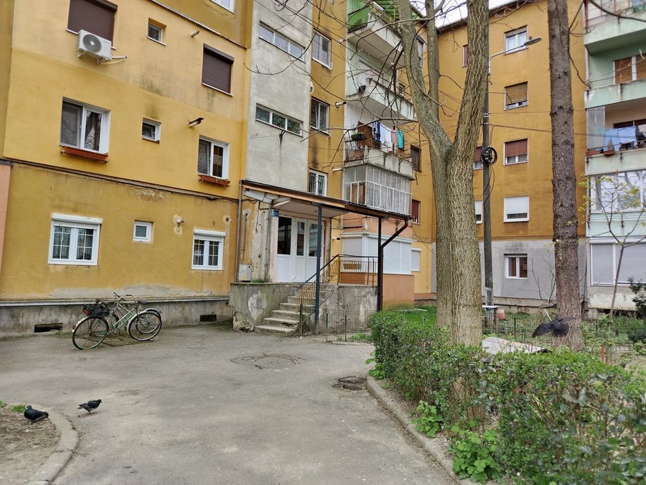 ⸻  Vând apartament 3 camere – construcție din cărămidă