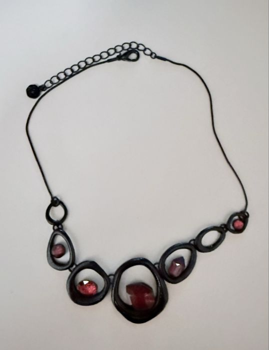 Colier statement, negru, cu pietre rosii
