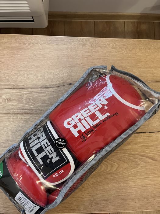 Ръкавици и протектор за глава за бокс и кикбокс