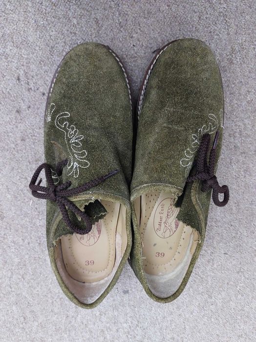 vand  pantofi  de piele si alții sclipiciosi  -noi