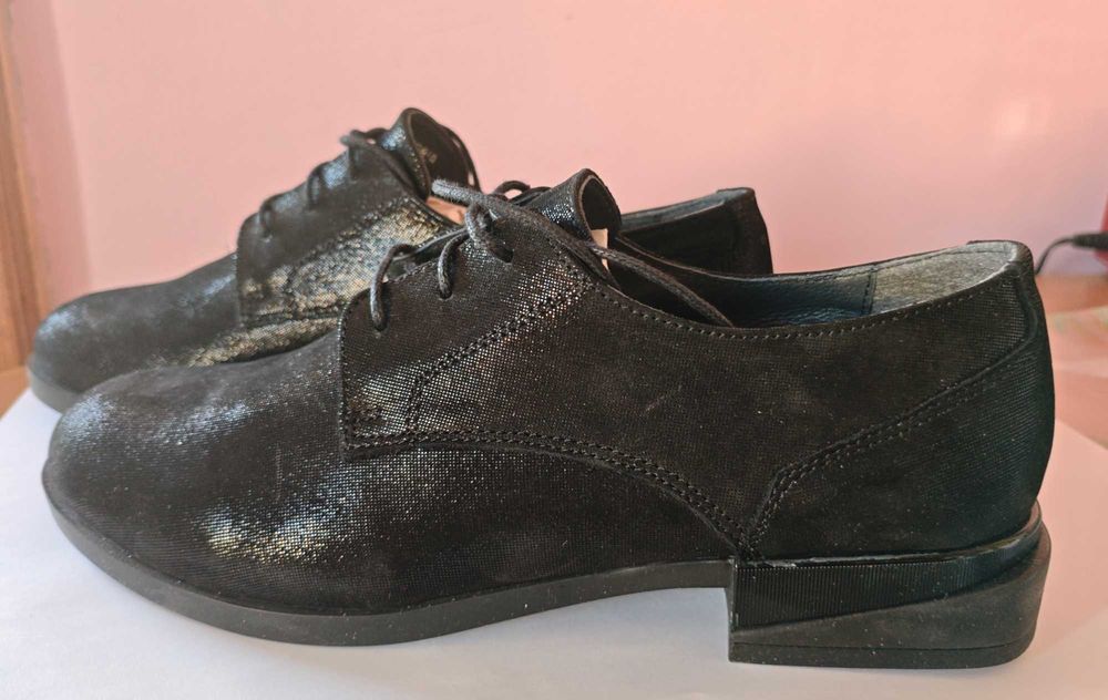 Дамски затворени обувки с връзки, от естествена кожа, номер 41.