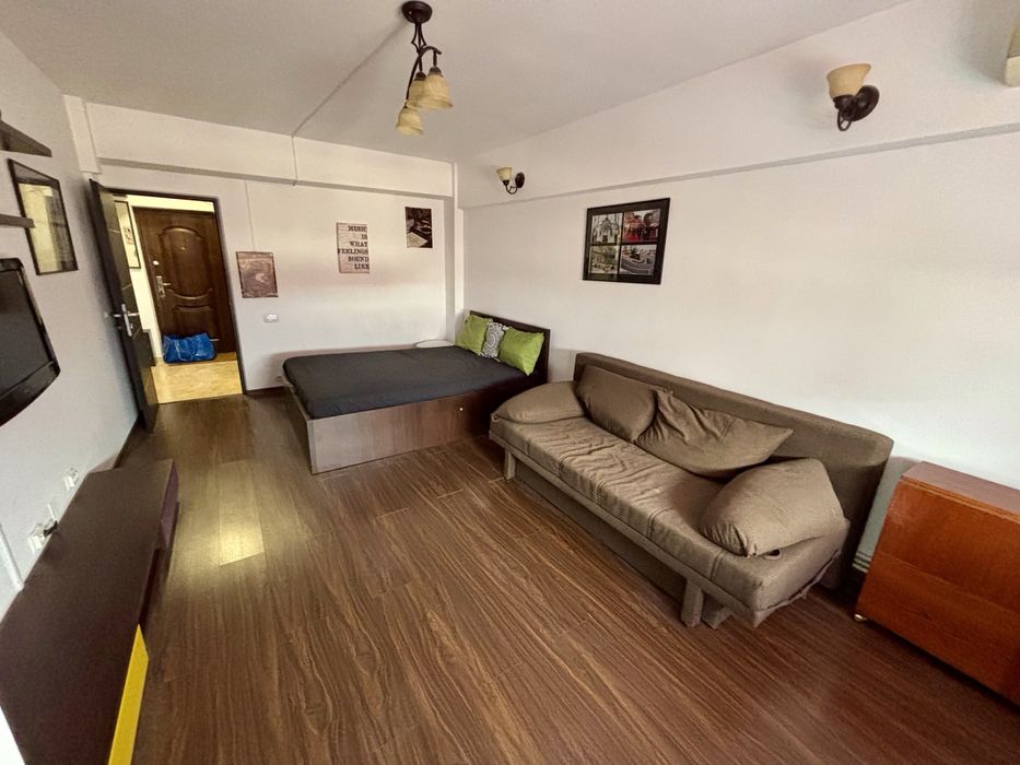 Garsoniera decomandata ultracentral Irish Pub / plaja Modern