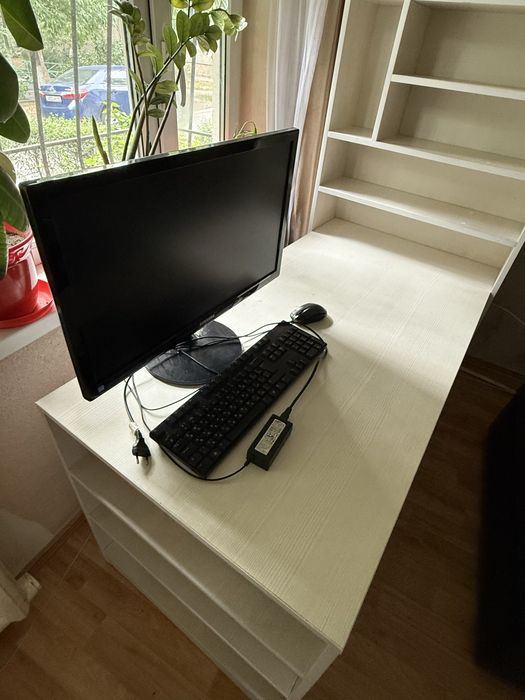 Срочно Продам стол с полками