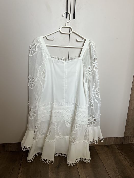 Бяла дантелена рокля