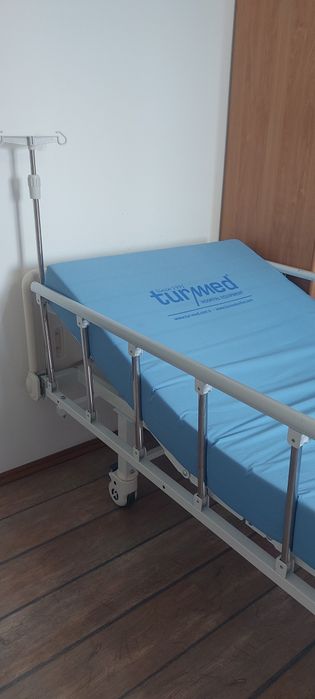 Vând pat medical cu saltea și suport perfuzii