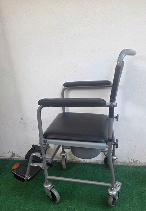 Scaun cu rotile si toaleta mobila , olita