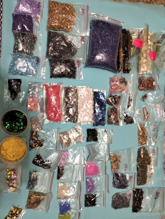 Бисер, бусины, пайетки, камушки, стеклярус, рубка остатки