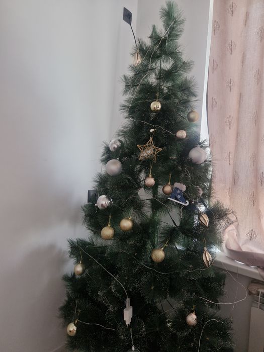 Елка красивая в отличном состоянии