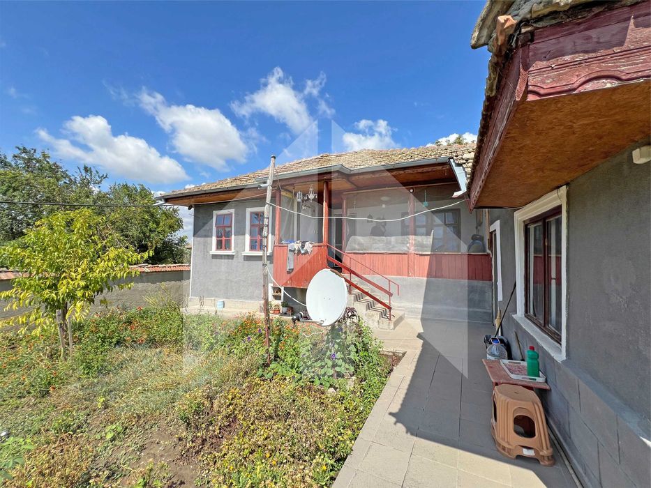 Продава еднофамилна, тухлена къща в с. Струйно (обл. Шумен). ТОП имот!