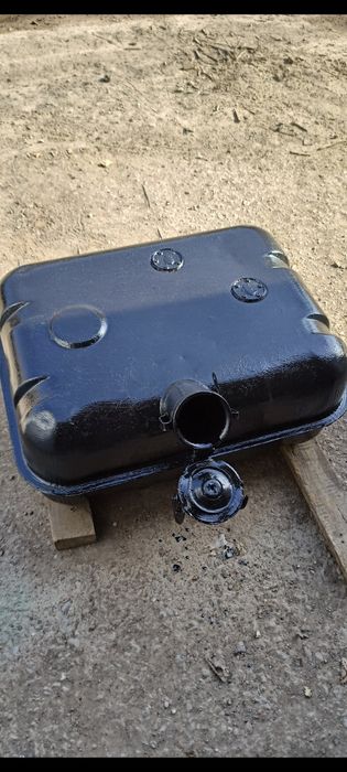 Продам бензобак на Зил