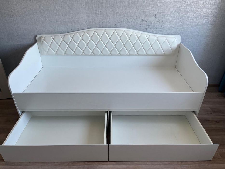 Кровать с матрасом