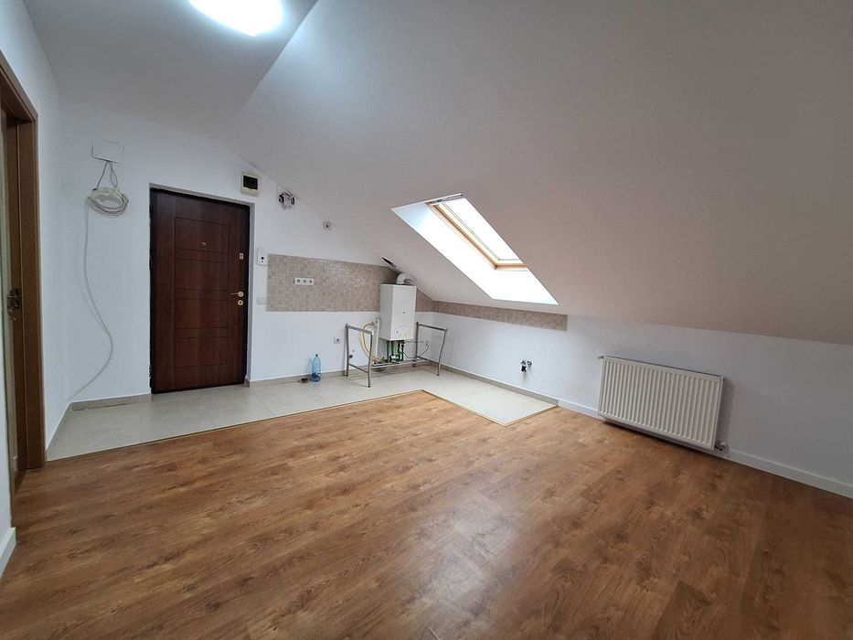 Persoană fizică vând apartament tip mansardă 3 dormitorare + living cu bucatarie open space, situat pe Strada Florilor