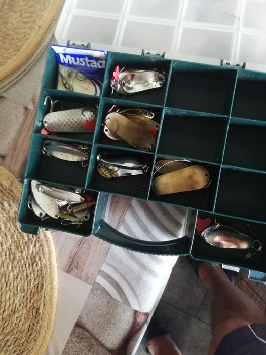 Trusa pentru pescuit la răpitor în special știuca, care contine:9 vobler 32  oscilante  7 pilkere 40 shaduri mari  29 shaduri  medii etc.