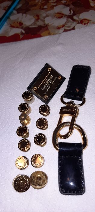 Suruburi ,fermoar și embleme LOUYS VUITTON.