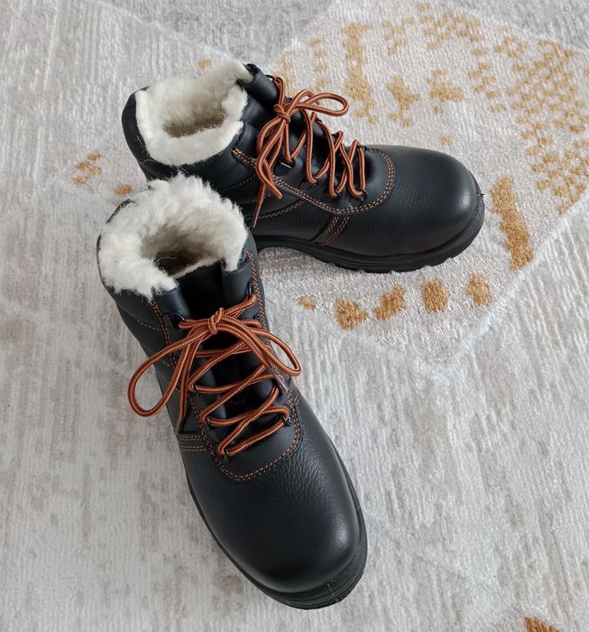 Ботинки зимние черного цвета