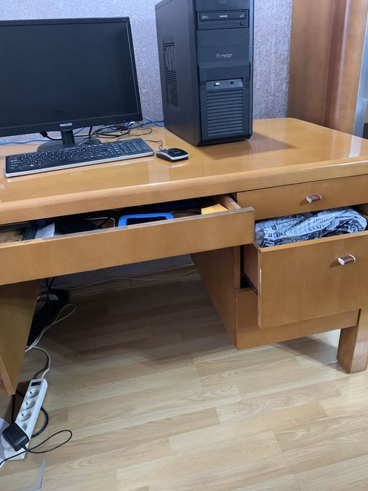 Стол письменный светлое дереао, массив.