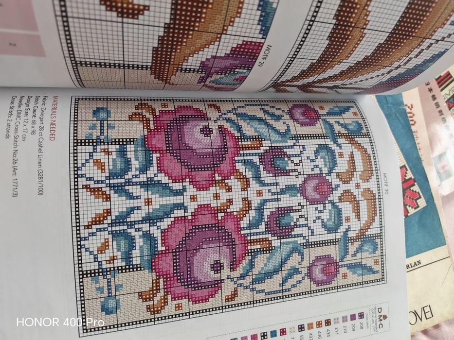 Carte de brodat fete de masa