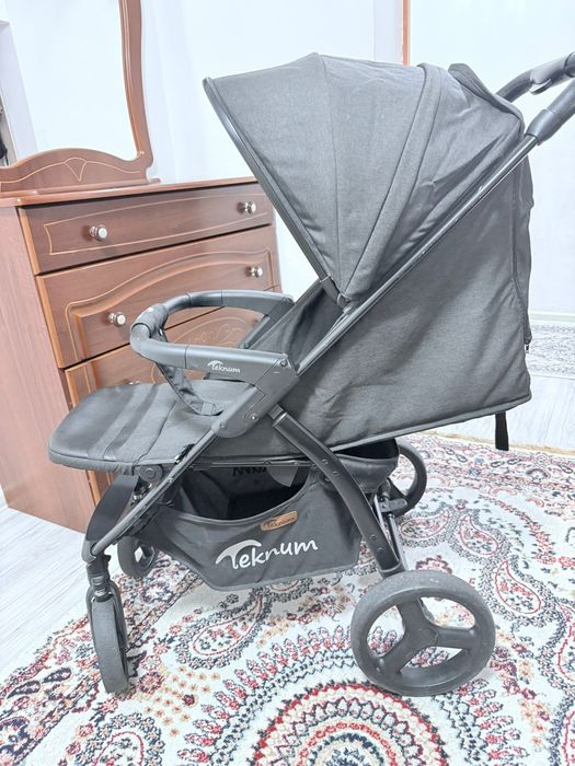 Коляска Teknum  чёрного цвета