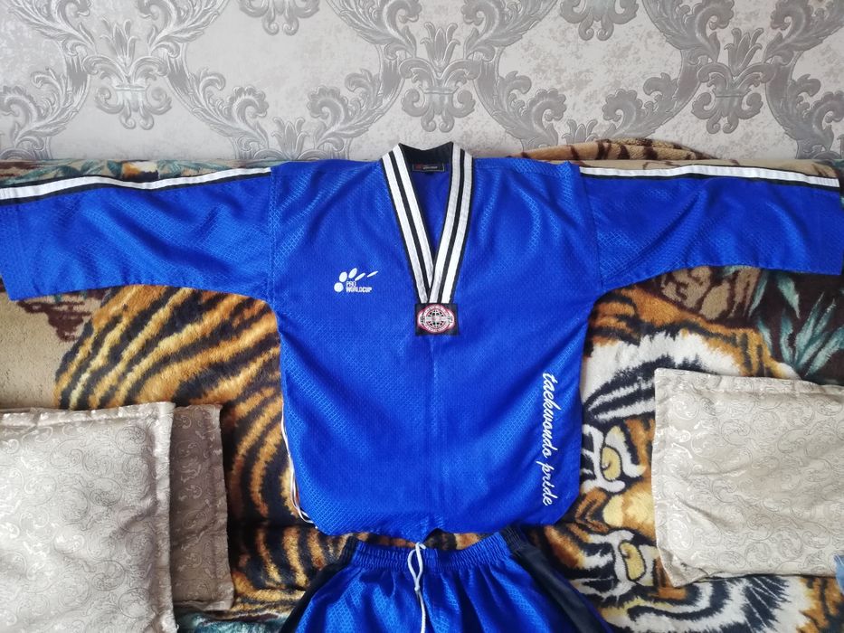 Добок ( кимоно) для таэквондо.