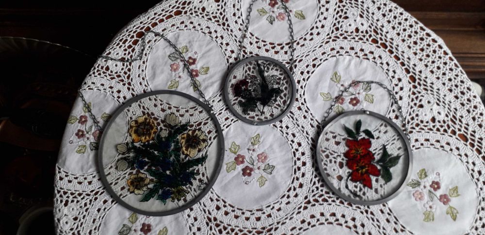 Tablouri pictate pe sticla cu cadru metalic si lantic