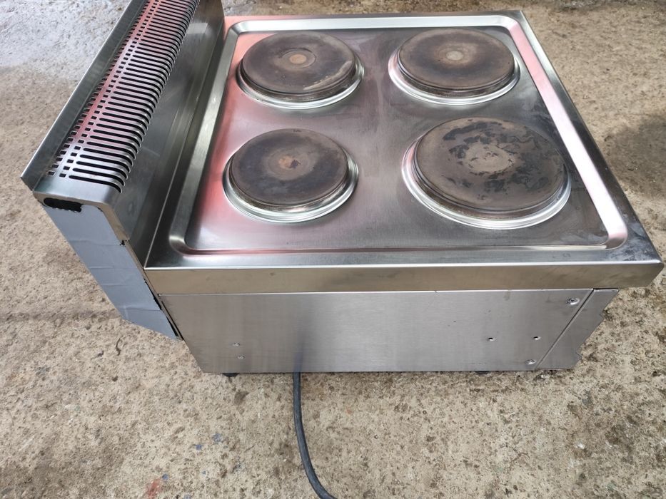 Професионална печка с котлони