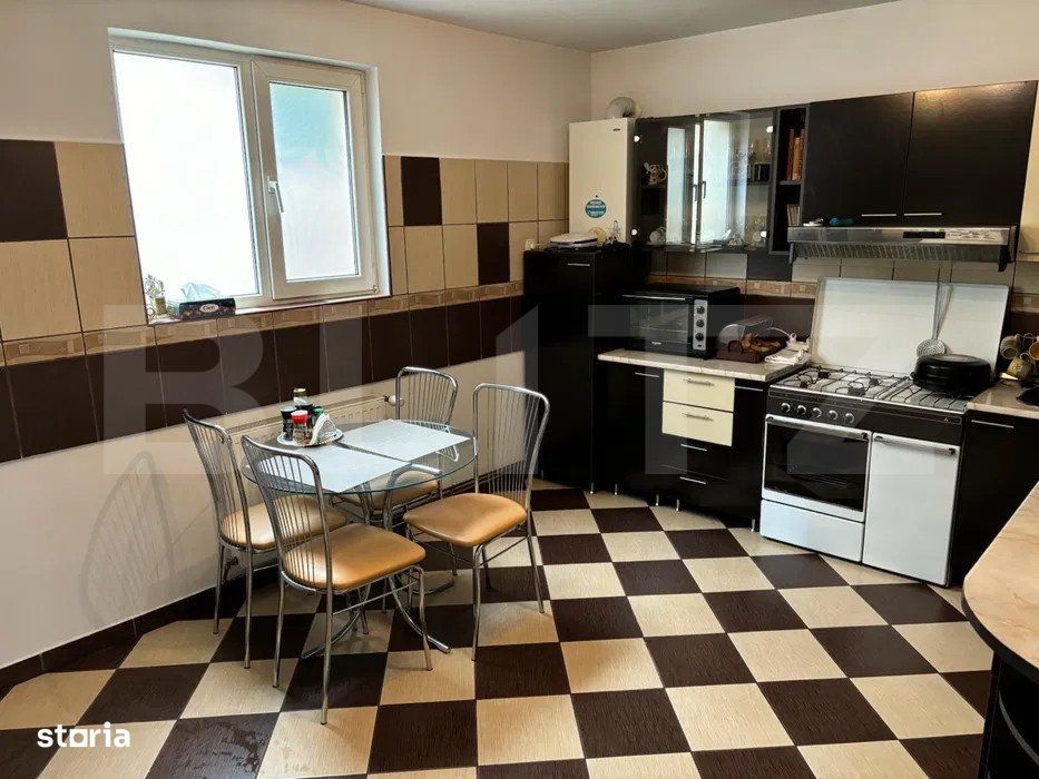 Casa P+1 de vanzare, cu 4 camere, 180 mp, zona Micro 2