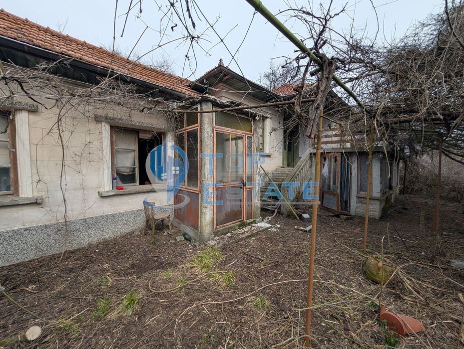 Тухлена къща с голям двор и кладенец в село Първомайци