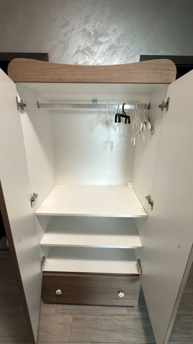 Двукрилен гардероб