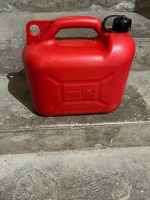 Vand canistra de benzina