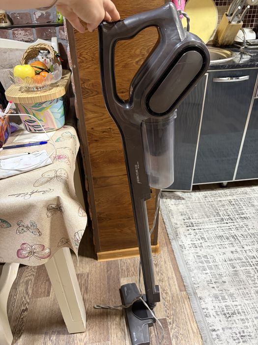 Вертикальный пылесос deermа в рабочем состоянии