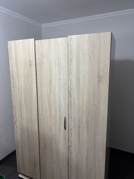 Шкаф 3 дверный есть