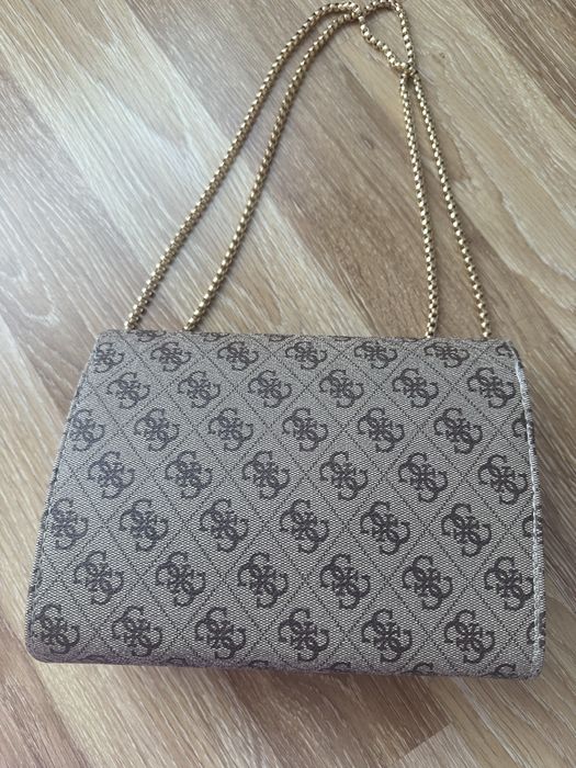 Дамска чанта на Guess