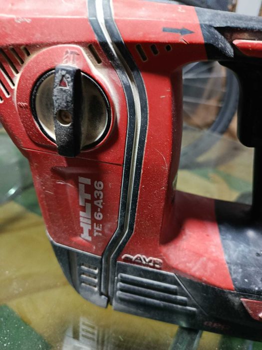 Bormașină Hilti , cu încărcător și 1 baterie