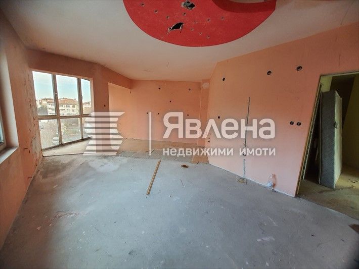 Тристаен непреходен апартамент в центъра на Царево