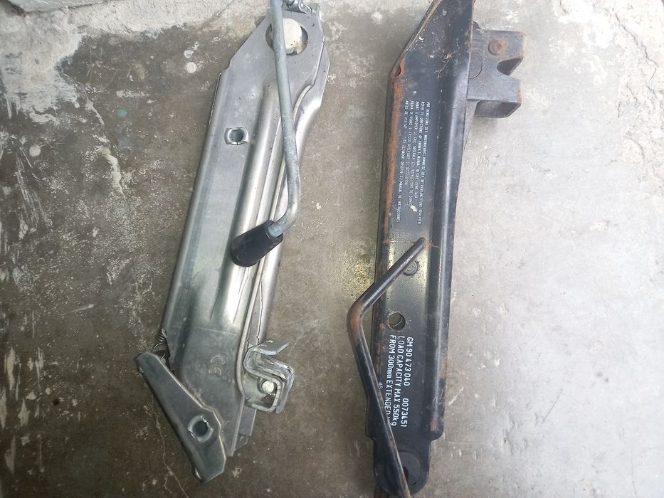 Vand sufa de tractare, cui de remorcare și  doua cricuri  auto