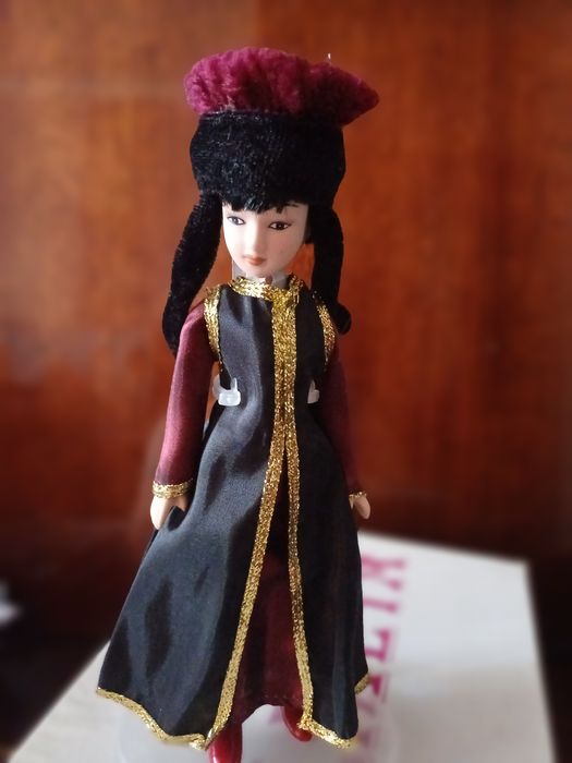 Куклы фарфоровые