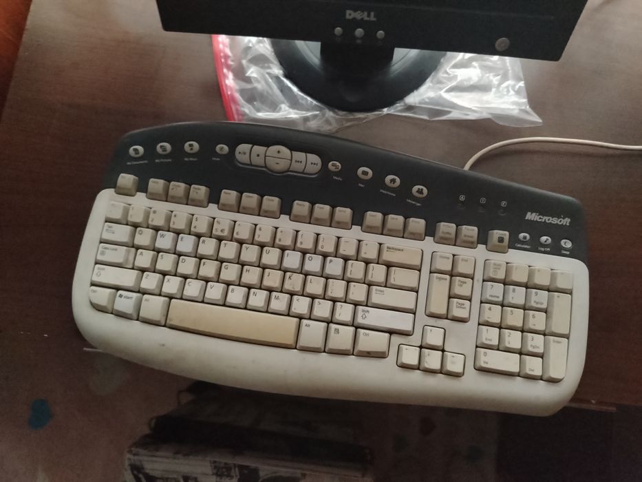 Monitor DELL cu tastatura Microsoft 'negociabil prețul