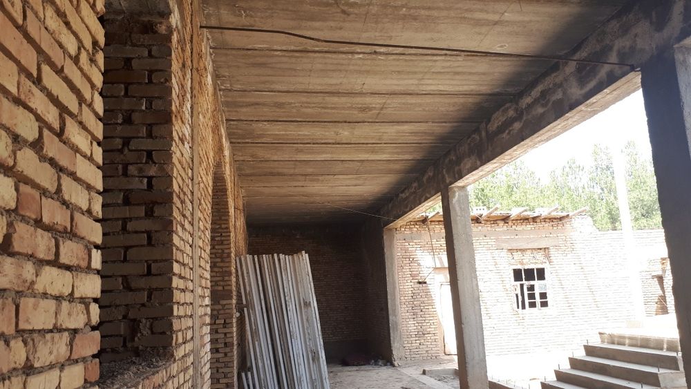 Еркургон бозори рупарасида ховли сотилади.