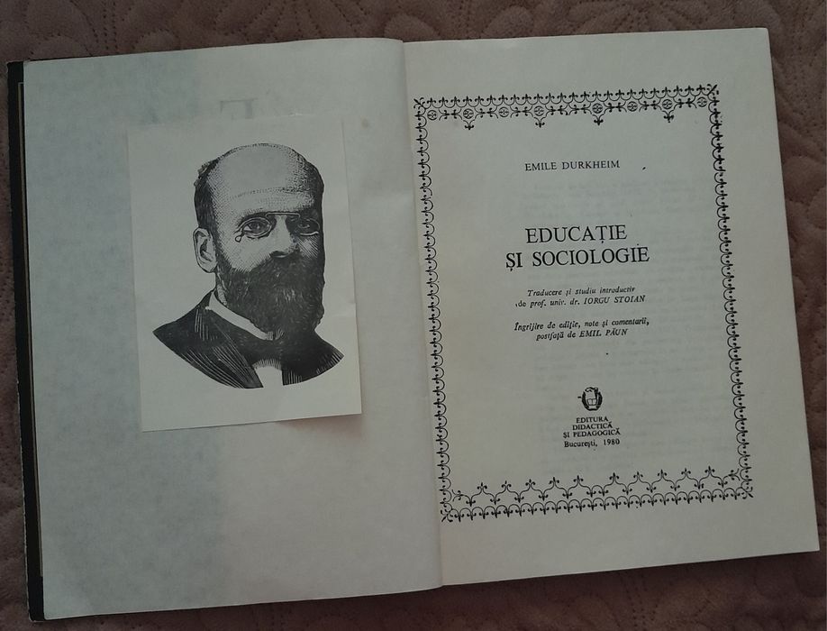Vând cartea "Educație și sociologie"