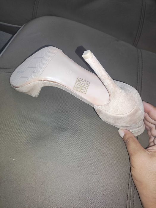 Дамски обувки на ток в цвят пепел от рози