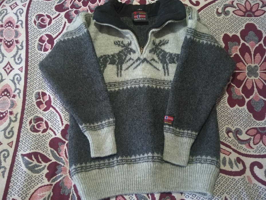 Продам  детский свитер